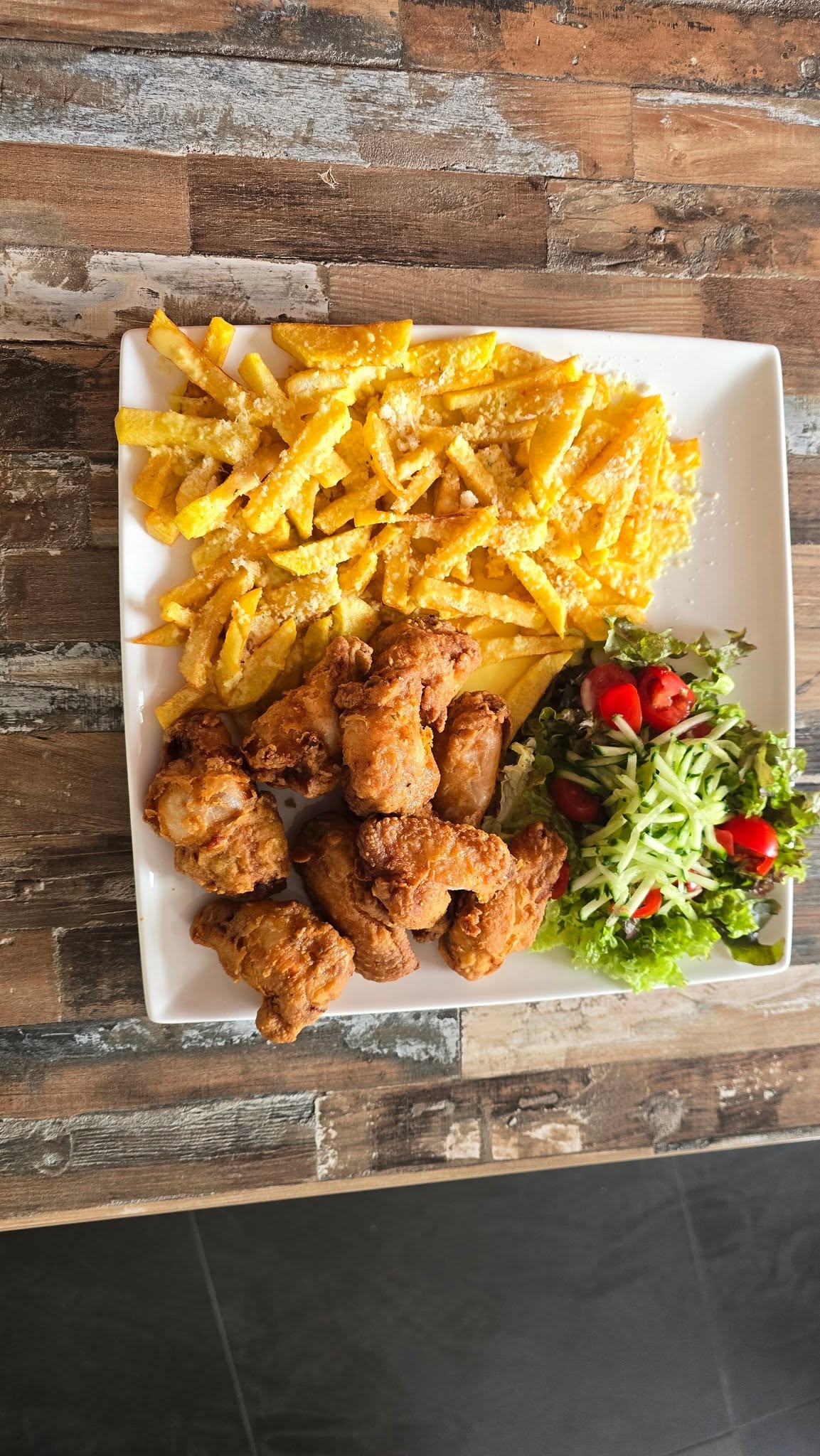 Vleugel Kip 5 Stuks Met Fritjes en Salat
