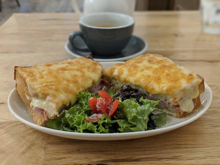 CROQUE MONSIEUR (SANDWICH CU JAMBON ȘI CAȘCAVAL)