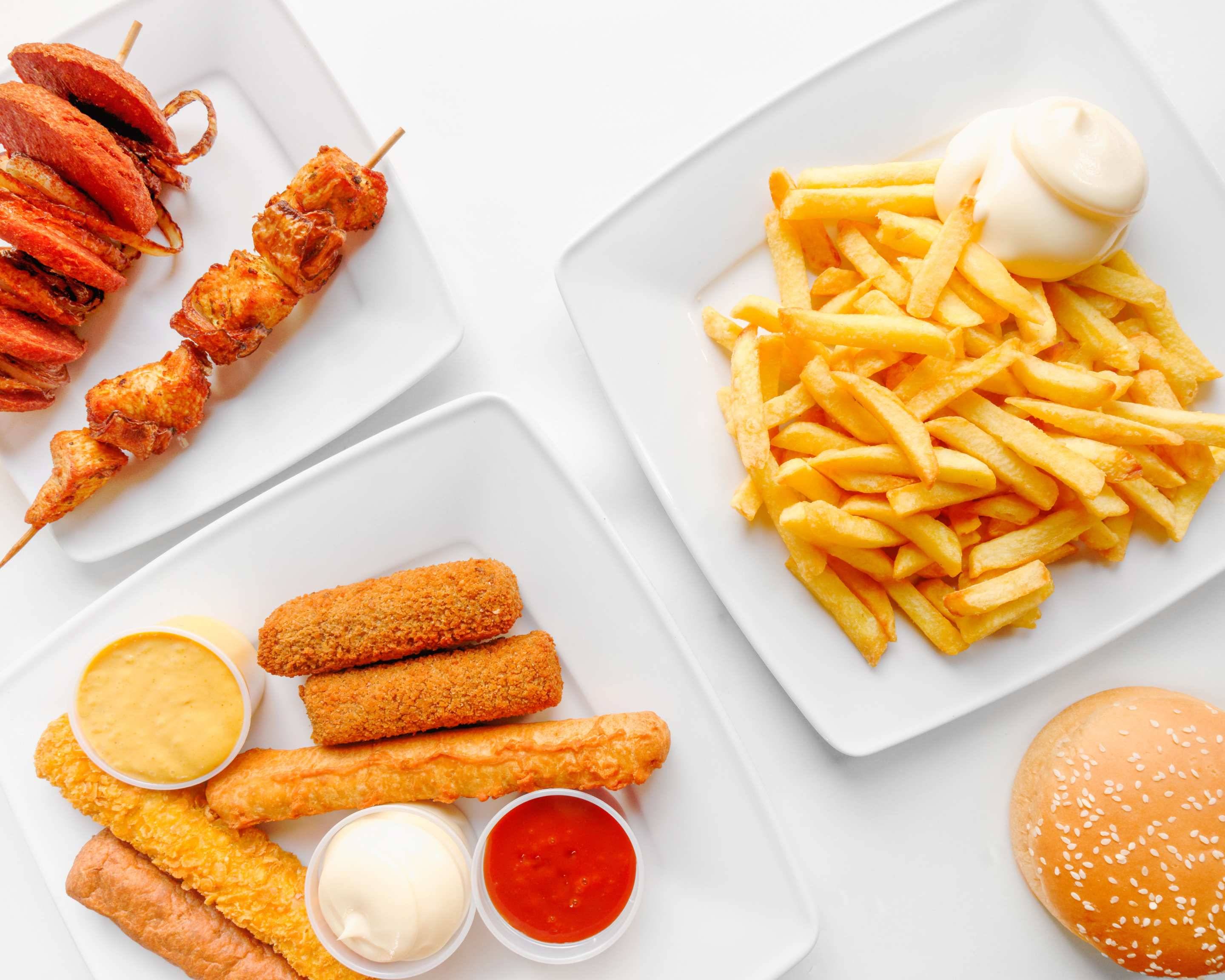 MENIU KINDEREN – 5 nuggets + frietjes + fruit sap + saus
